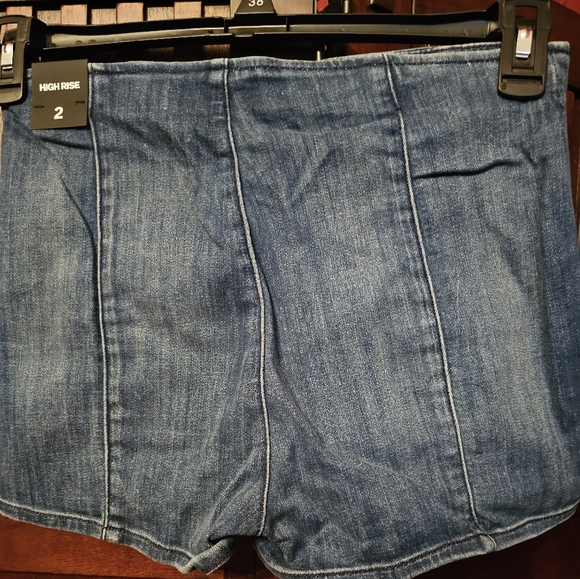 Express Shorts - Picture 2 of 2